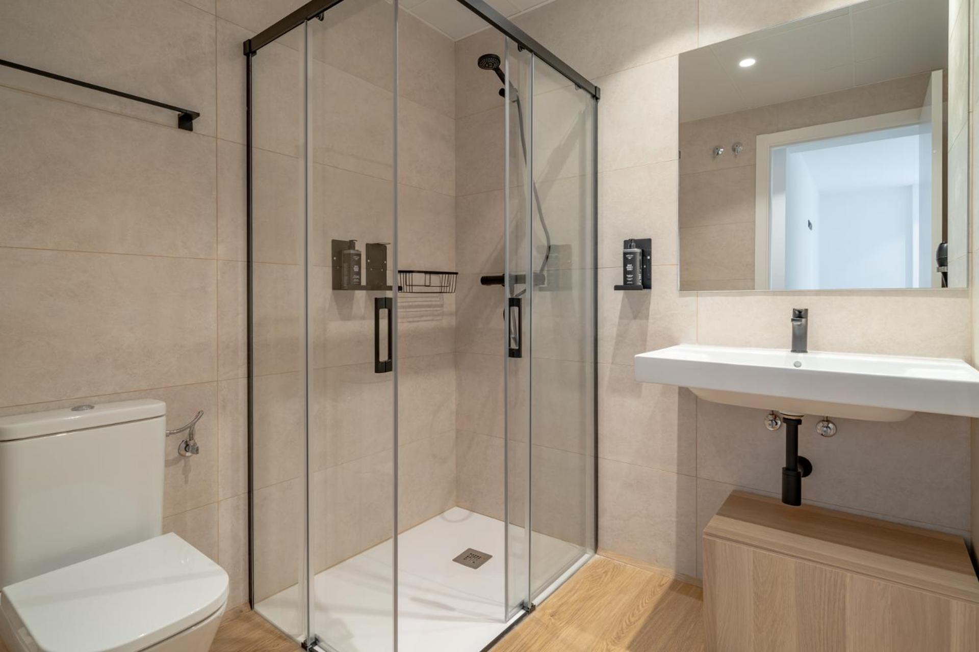 Limehome Barcelona Placa Pirineus L'Hospitalet de Llobregat Exterior foto